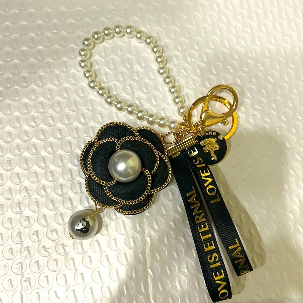 NWT Flower Pearl Elegant Keychain or Handbag Charm no matter how you wear it 🔥 - Picture 6 of 14